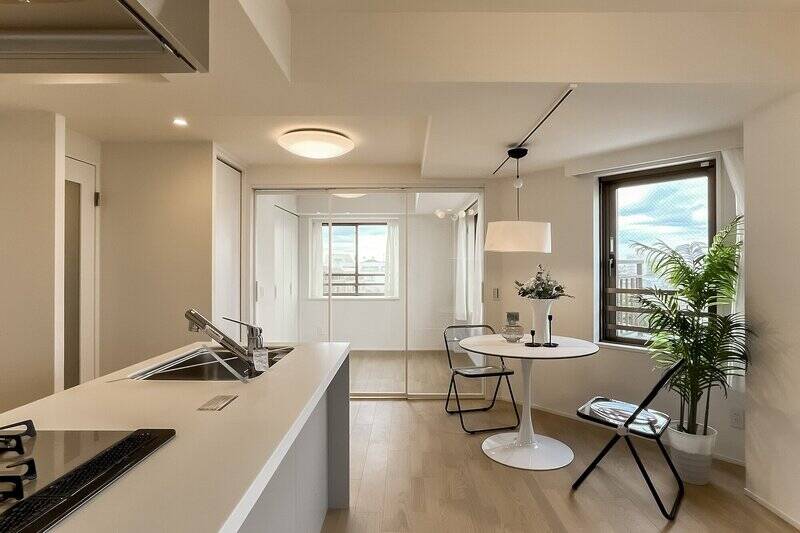 広さは約11.9帖。洋室Aとは白い枠のガラス引き戸でシームレスに仕切られており、帖数以上に広く感じられますよ◎