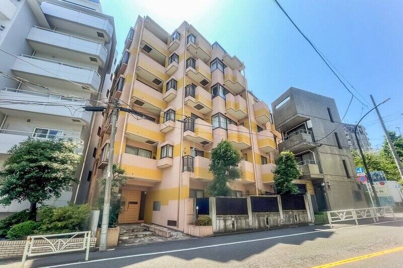 1999年に竣工した、総戸数25戸の建物。イエローのタイルをライン状にあしらった外観が目印です。