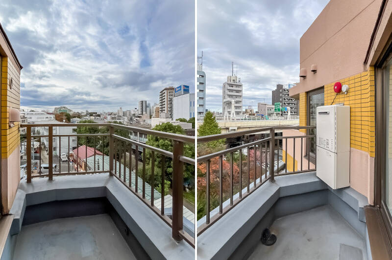 北西側の腰窓の外にもコンパクトなバルコニーが。室外機置き場を兼ねたスペースです。