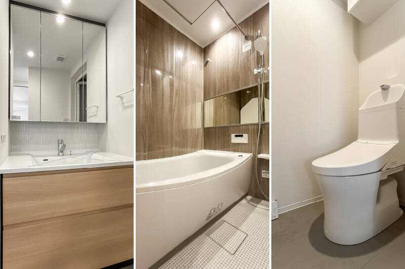 <b>左・</b>洗面室には、洗面台・扉付きの可動棚・洗濯機置き場がコンパクトにまとまっています。/<b>中央・</b>ユニットバスは浴室乾燥機付きの1216サイズ。/<b>右・</b>廊下からアクセスするトイレ。