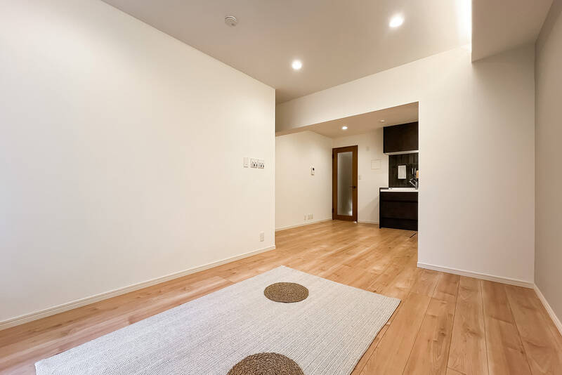 垂れ壁がリビングとダイニングキッチンをゆるやかに仕切ります。