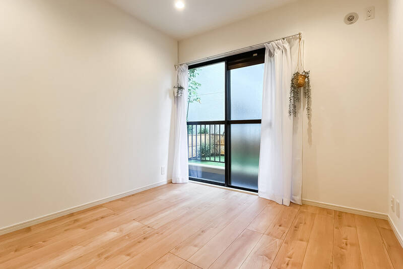 洋室の広さは約4.7帖。こちらからも専用庭へアクセス可能です。