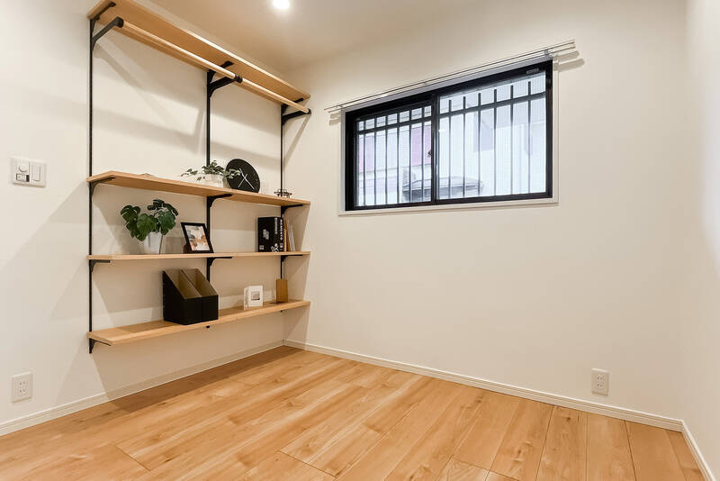 西向きの窓は共用廊下に面しています。可動式の棚には本や雑貨はもちろん、洋服も掛けられますよ。