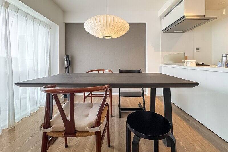 ダイニング側にはグレーのアクセントクロスがあしらわれています。