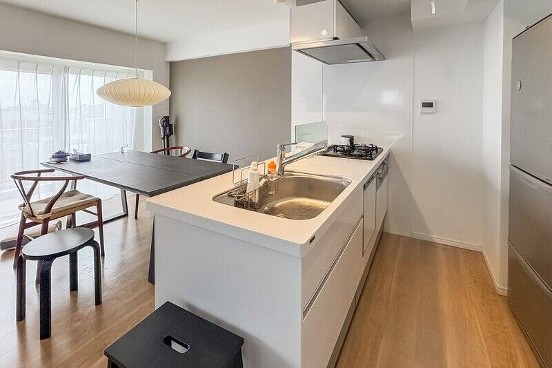 3口コンロ、食洗機完備のシステムキッチン。背面にはカップボードを置けるだけのゆとりが用意されています。