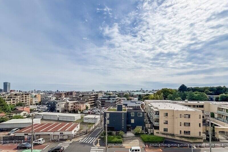 眺望は、ご覧の抜け感。視線を遮る建物がなく、心地よい開放感です。