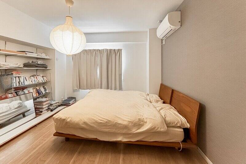 大きなベッドを難なく置けるほどの広さ。可動式のオープンラックは、魅せる収納としても楽しめそう。