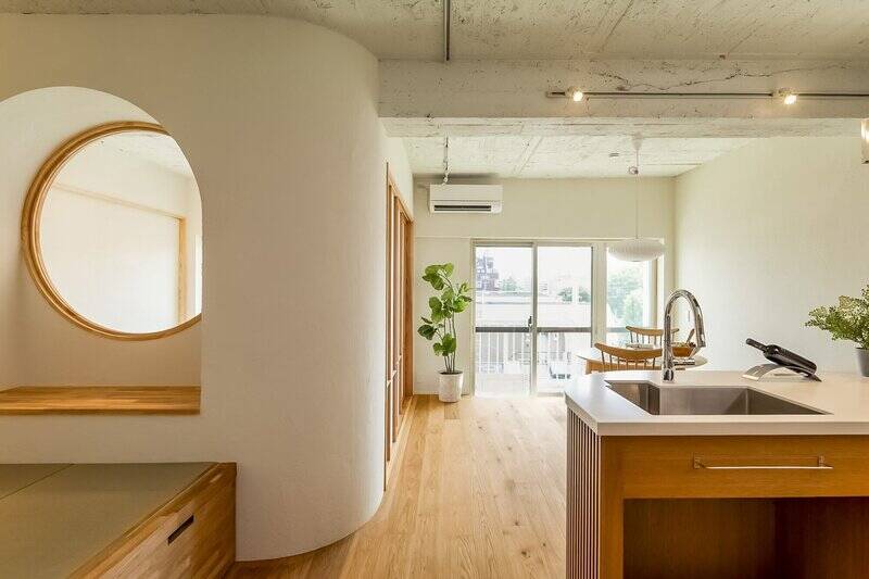 無駄を削ぎ落とし、本質的な豊かさを追求した住まい。円窓、アール壁、畳敷きのヌック、白塗装の躯体現し天井など、それぞれのデザインが洗練された空間にリズムを生み出しています。