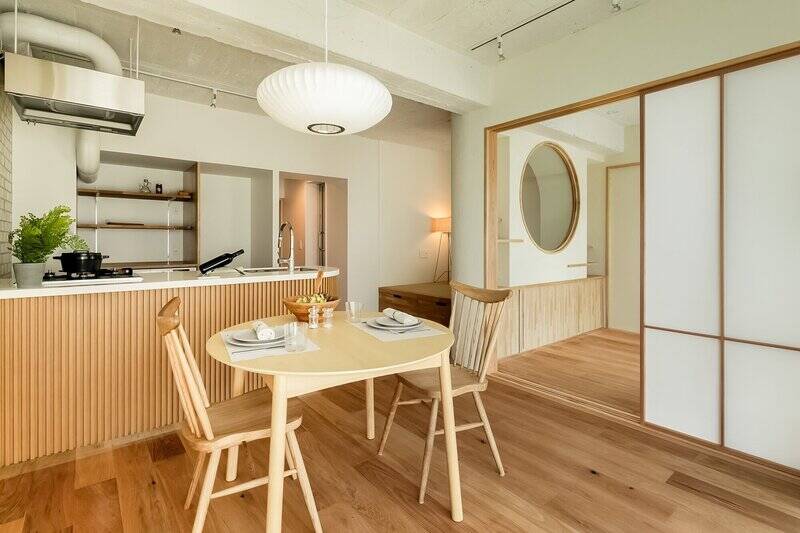 LDKは約12帖。天然木のインテリアとの相性がよさそうな内装です。