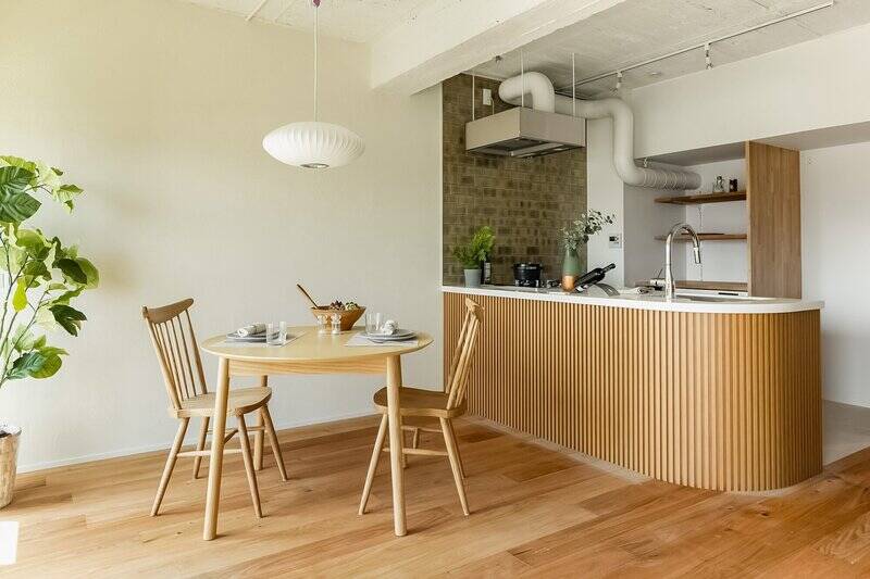 南西向きで気持ちよく光が入るため、日中は電気をつけずに過ごせそうです。左官仕上げの壁特有の陰影がまた美しい。