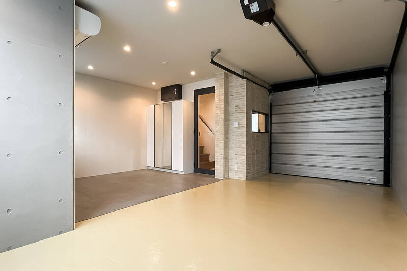 <p>ゆとりあるガレージ！ 駐車に限らず、DIYやアウトドア用品の収納、お子さまの遊び場など、多目的に活用できそうです◎&nbsp;</p>