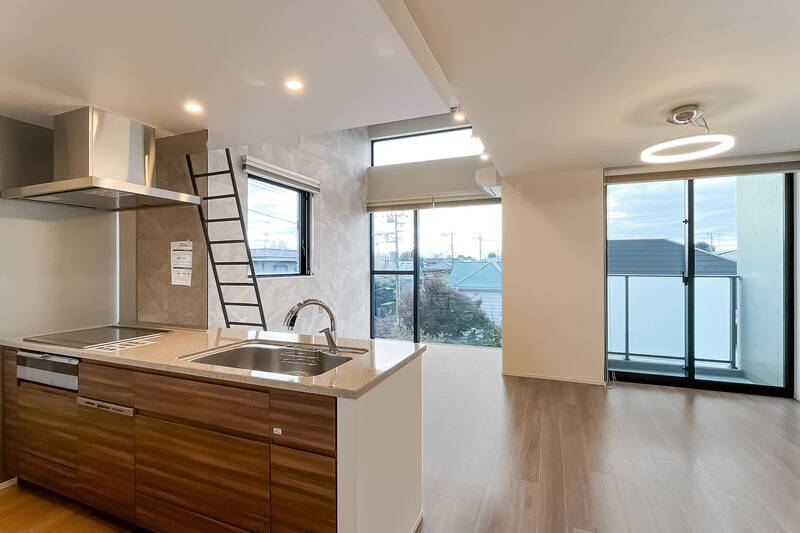 窓が多く明るい、約18.9帖のLDK。落ち着きのある内装です。