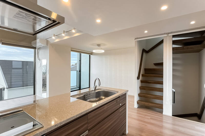 キッチンの横にある階段を上がると……。