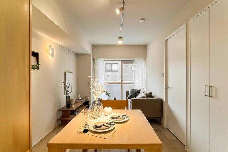 約11.2帖のLDKが。南東向きのバルコニーに面しています。