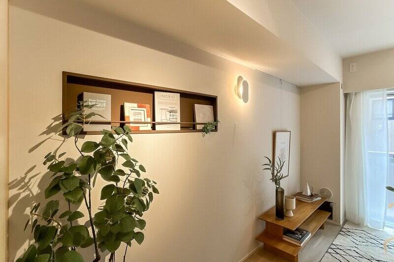 リビングダイニングの壁には、ニッチと個性的なブラケットライトをオン。