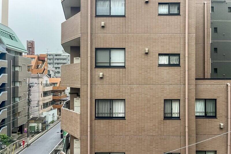 正面には建物があるものの、距離は取れている印象です。