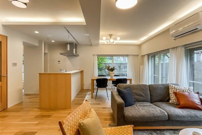 LDKは南西と南東の二面採光。広さは約22.5帖で、リビングとダイニングのスペースをゆったりと設けられます。