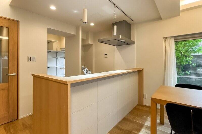 対面式のキッチン。スツールを用意すれば、バーカウンターのようにも使えます。