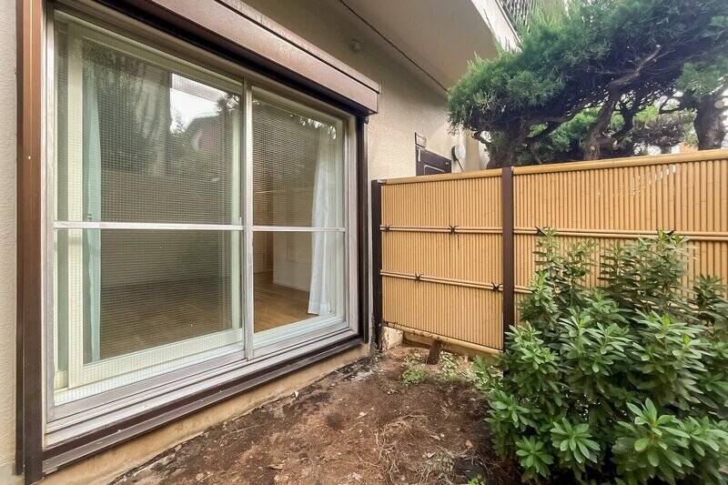 窓の外にはもうひとつの専用庭が。リビングに面するお庭より奥行きがしっかりとあるので、いろんなことに活用しやすそう♪