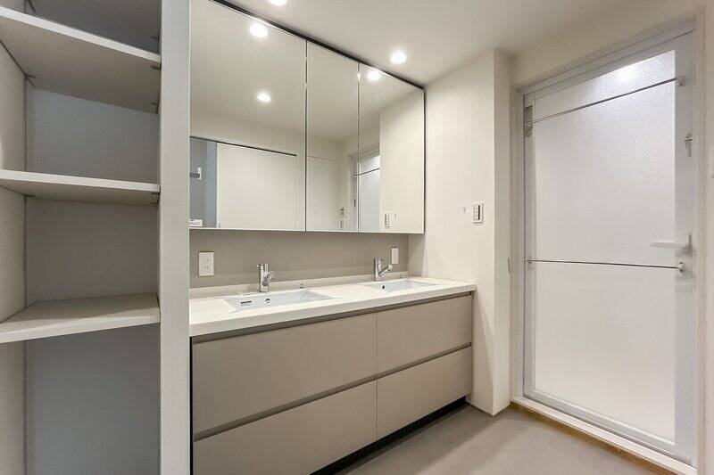 洗面台はツーボウル仕様で、忙しい時間帯もふたりで並んで身支度OK。写真に写っていませんが、洗面台の対面には扉付きの可動棚があります。