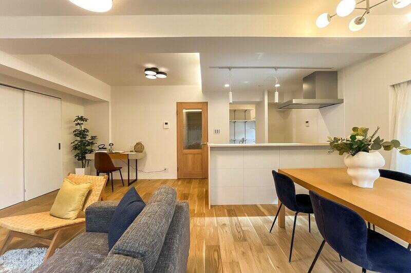 別の角度からもう一枚。キッチンの袖壁にはグレーのタイルを貼り、空間のアクセントにしています。