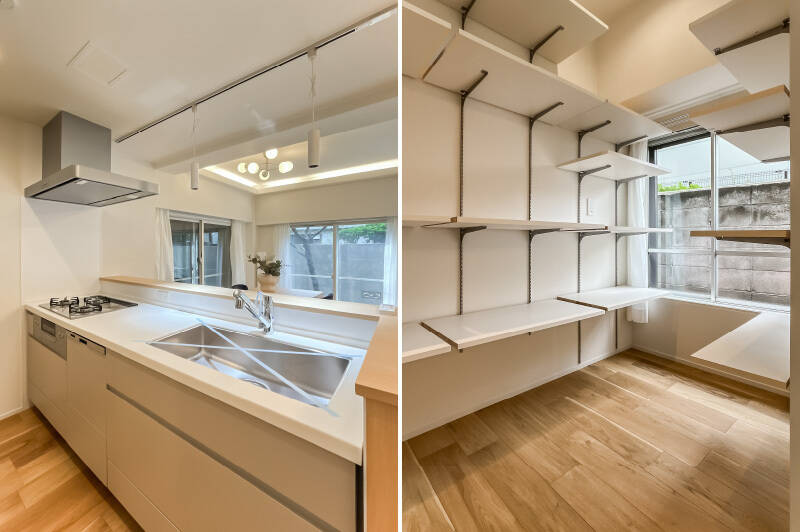 <b>左・</b>3口コンロタイプで食洗機を完備。／<b>右・</b>背面には可動棚付きの広いパントリーが。コンセントもあるので、調理家電も置けますよ。