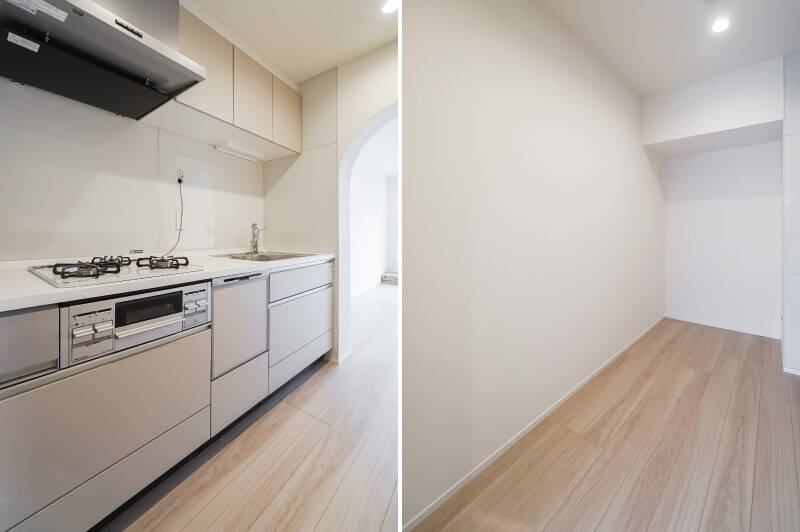 <b>左・</b>食洗機や浄水器付き水栓を完備した、頼もしいキッチン。/<b>右・</b>背後には、冷蔵庫やキッチンボードを並べられそうなスペースが確保されています。キッチンと合わせてナチュラルな色味で揃えたいですね。