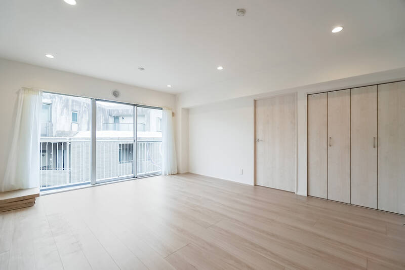 こちらは約14.9帖のLDK。取材時はあいにくの曇り空でしたが、晴れた日には南向きの掃き出し窓からたっぷり陽射しが入りそうですね。右手に写っているのは、お隣の洋室Aのドアと、リビング収納です。