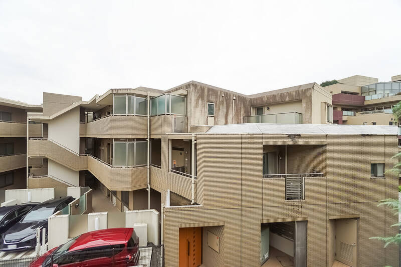 正面にはお向かいのマンションの共用廊下がありますが、うまく目隠しされているのでお互い視線に神経質にならずに済みそう。視界の上部に、電線などのないキレイな空が見えるのはGOODですね!