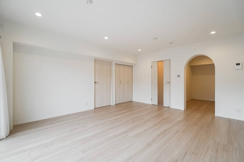 右手の奥まった位置に、セミオープンなキッチンエリアが広がっています。アールを描いた壁のデザインが、ちょっと馬蹄や馬のゲートを思わせるような……? ニヤニヤしてしまうポイントです。