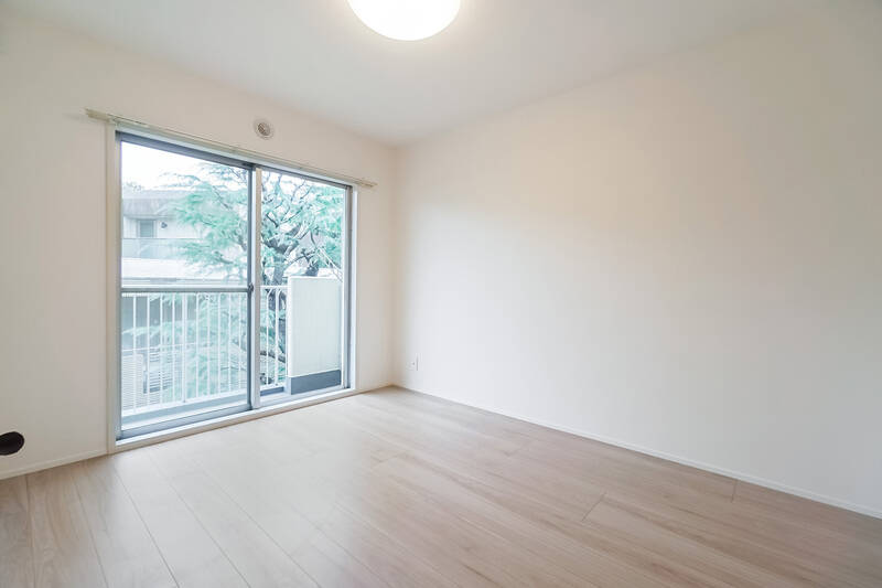 LDKの隣にある洋室Aは約5.8帖。3つの個室の中でいちばんゆとりあるサイズです。南向きの掃き出し窓から、先ほどのバルコニーに出ることができますよ。