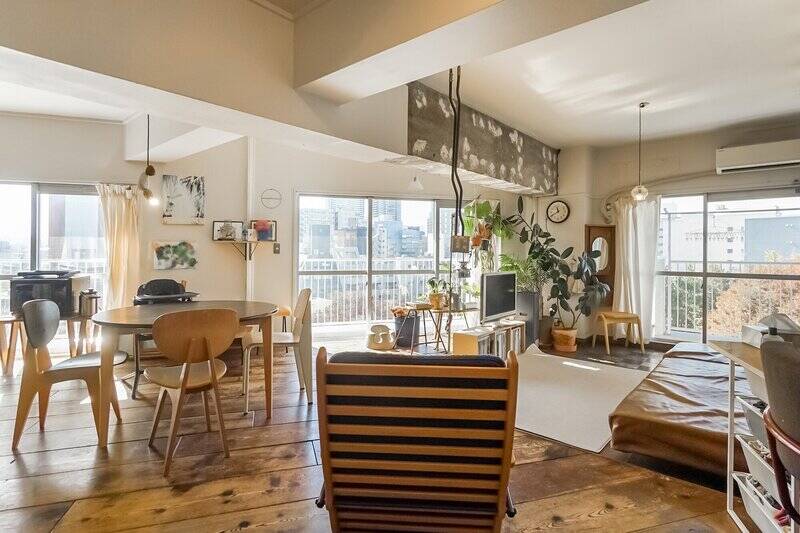 まずは約25帖の大空間から。住戸の形と窓の大きさを存分に生かし、自然光で満たされています。