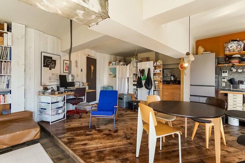 壁は白いペンキを薄めて塗装したことで、木目を残したラフな仕上がりになっています。