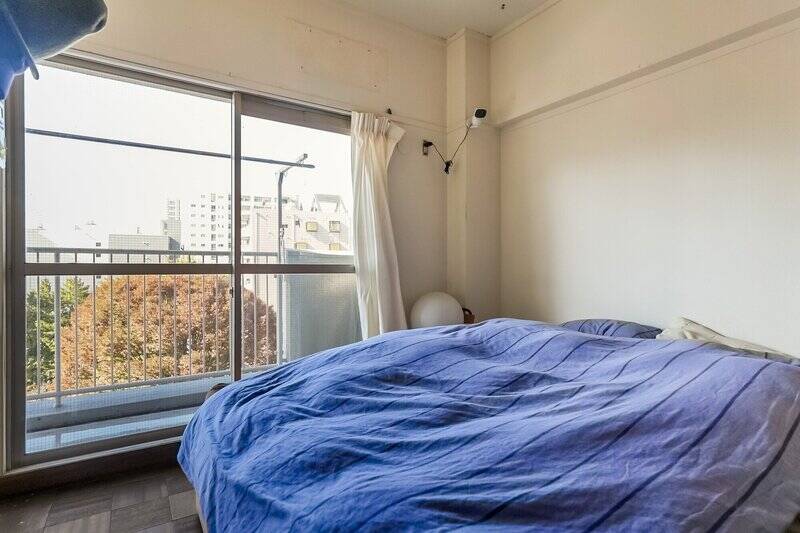 ベッドスペースは東向き。クイーンサイズベッドを置ける広さです。