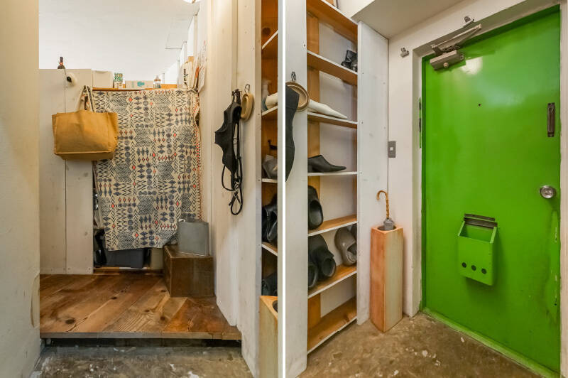 大きなブラケットライトを設置した玄関スペース。玄関扉は内側を塗り替えておらず、既存のグリーンを活かしています。