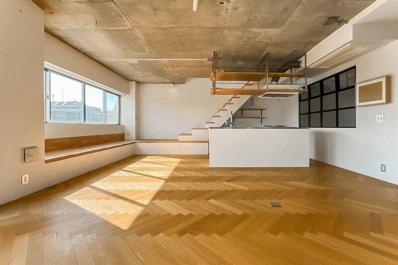 23.5帖のLDKは、南東向き。ヘリンボーンのフローリングが素敵です!