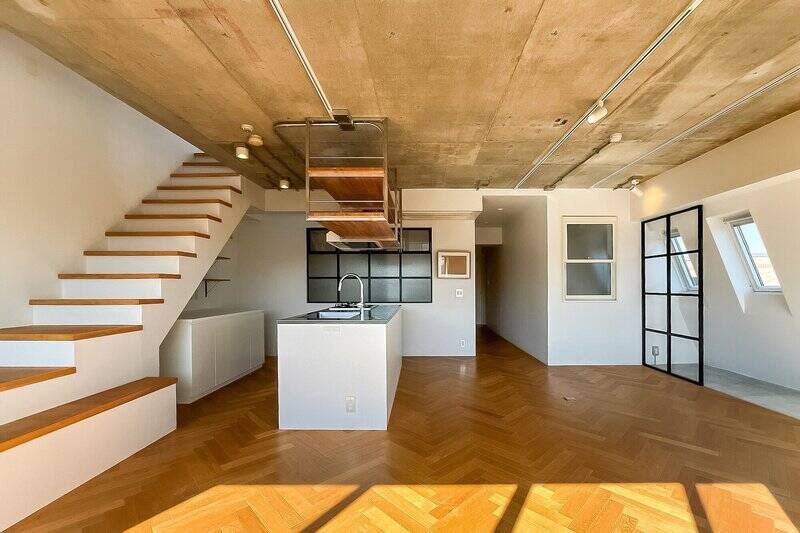 白い壁と躯体現しのコンクリート天井に、ブラックのフレームがアクセントになっており、ほどよく空間が締まっています。