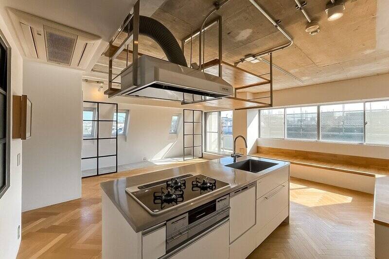 周りを回遊できるアイランドタイプのキッチン。