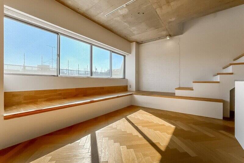 腰窓部分〜階段までを取り囲むように造られた造作のベンチ。ベンチ下は収納になっていますよ。