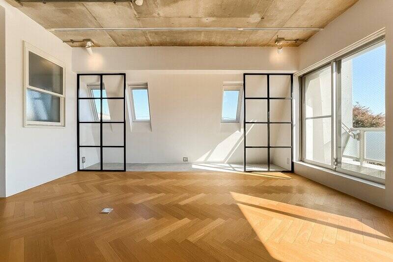 勾配の壁、窓、ブラックのフレームがアクセントの空間。少しお籠もり感がありそうなので、一人掛けのソファを置いての読書空間などにいかがでしょうか…!