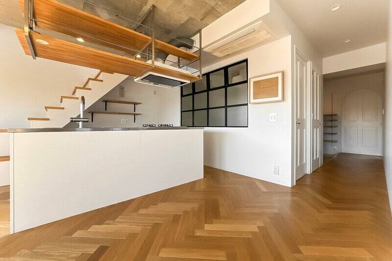 廊下の先にはアールの扉がチラリ。まずは手前の室内窓がある洋室Aから見ていきましょう。