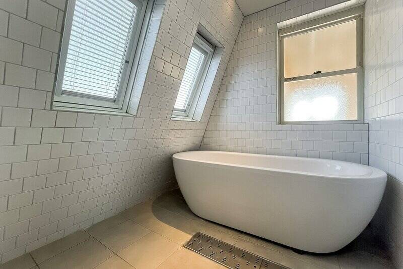 キャー! まるで映画の中にいるような造作の浴室!正面の曇りガラスはリビングに面しています。