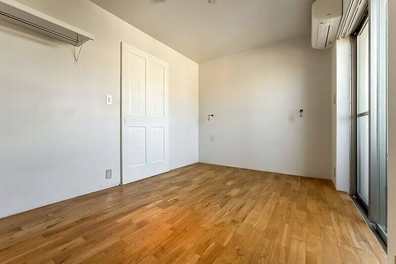 ヘッドボードを正面の壁に向けてベッドを配置すると、読書灯が利用できるように作られています。細かいこだわりポイントがうれしいですね。