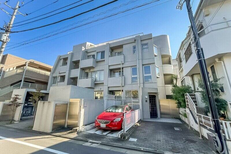 2001年築、総戸数14戸の小規模なマンション。