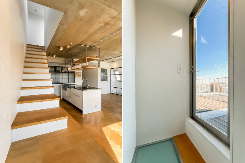 <b>左・</b>階段ってなんだか、ワクワクしますよね。/<b>右・</b>ルーフテラスへの入口。床の一部はトップライトのため、ガラスがはまっています。