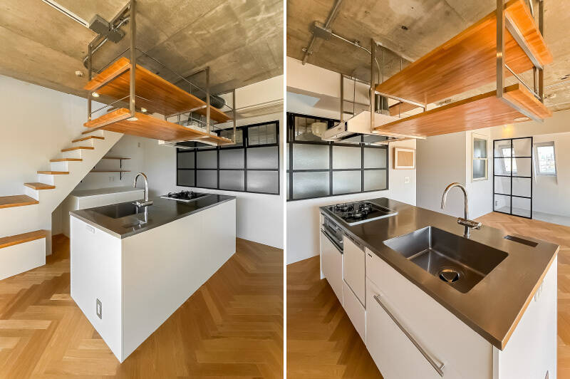 <b>左・</b>キッチン上部にはオープン収納、背面には家電を置くこともできるカウンターが備わっています。/<b>右・</b>キッチン本体は3口コンロと食洗機付き。