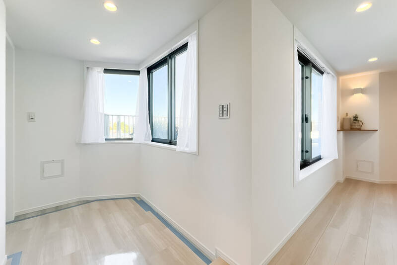 『廊下に窓があるって、こんなに気持ちいいんですか!?』と思わず誰かに話しかけたい衝動に駆られます。くねくねと進み、まずはLDKへ。