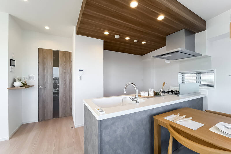 参考レイアウトのように前にダイニングテーブルを置けば、お料理のサーブも楽々。