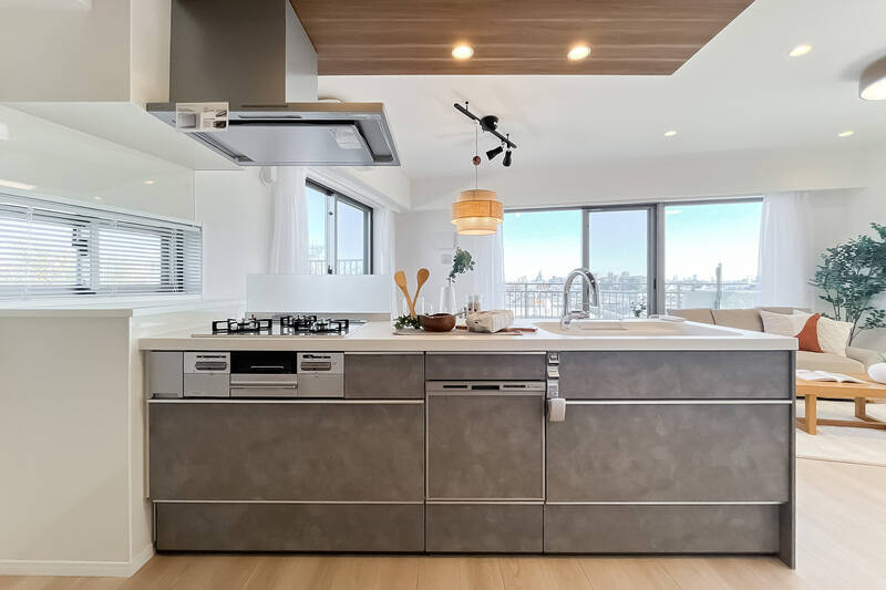 ちょっと気持ちのよすぎる1枚ですね〜。3口ガスコンロにグリル、食洗機を完備。