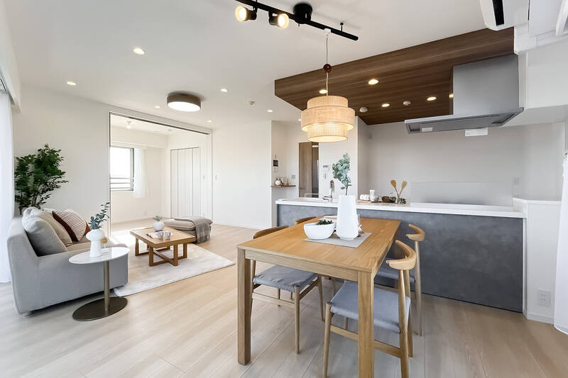 変形間取りのため、ソファやテレビの配置は熟考したいところ。